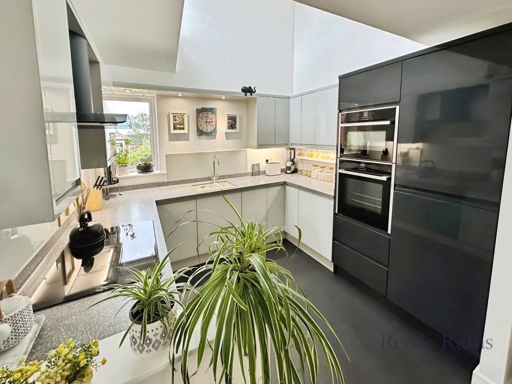 Property photo 2 of 14 Kitchen