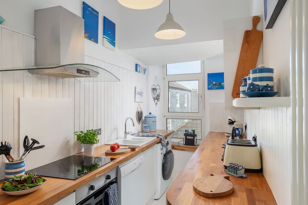 Property photo 3 of 11 43B Clarence Hill, Kitchen