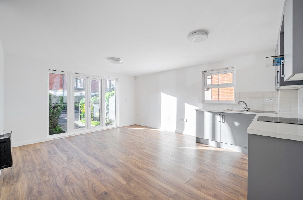 Property photo 2 of 17 1386866-4-692Edc3...