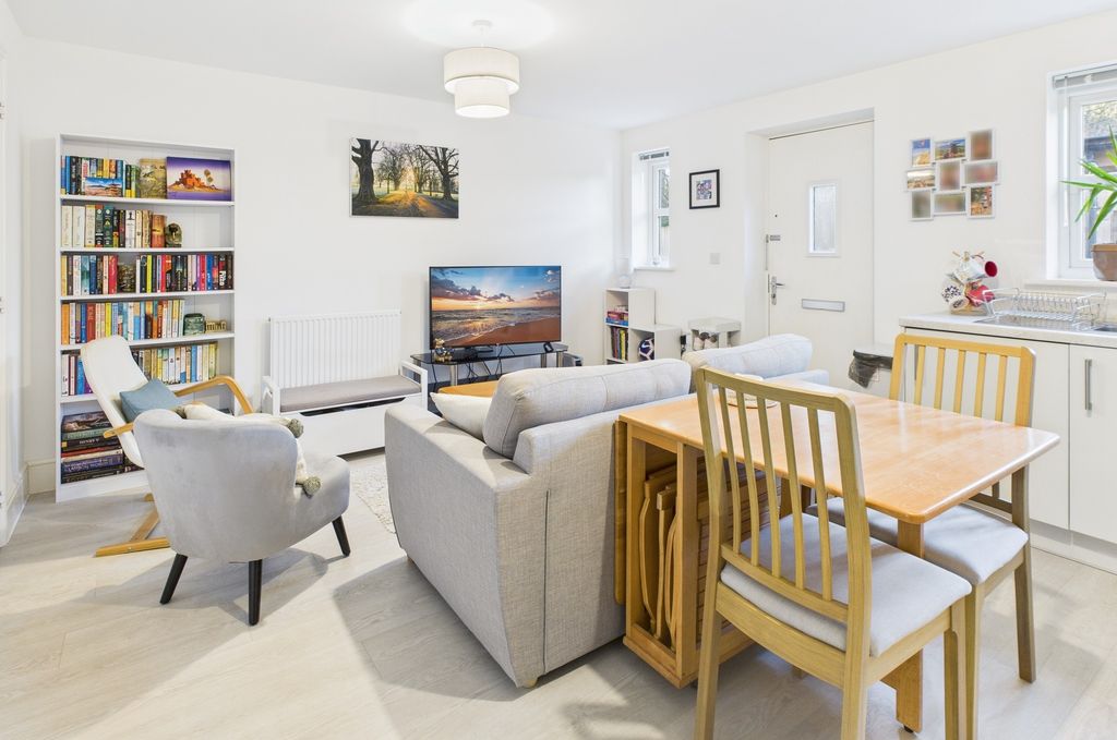 Property photo 2 of 12 Cam02519G0-Pr0361-Still003