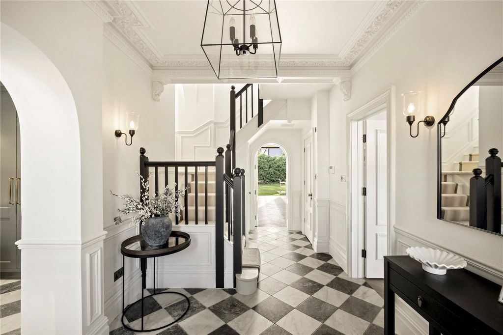 Property photo 3 of 21 Entrance Hall