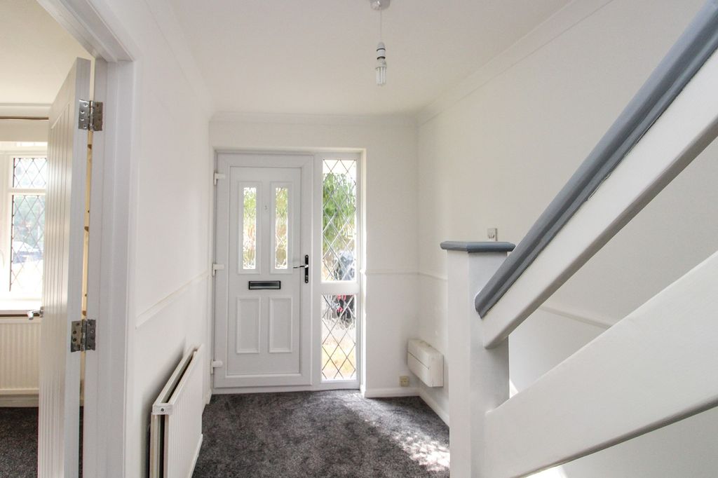 Property photo 2 of 14 Entrance Hall