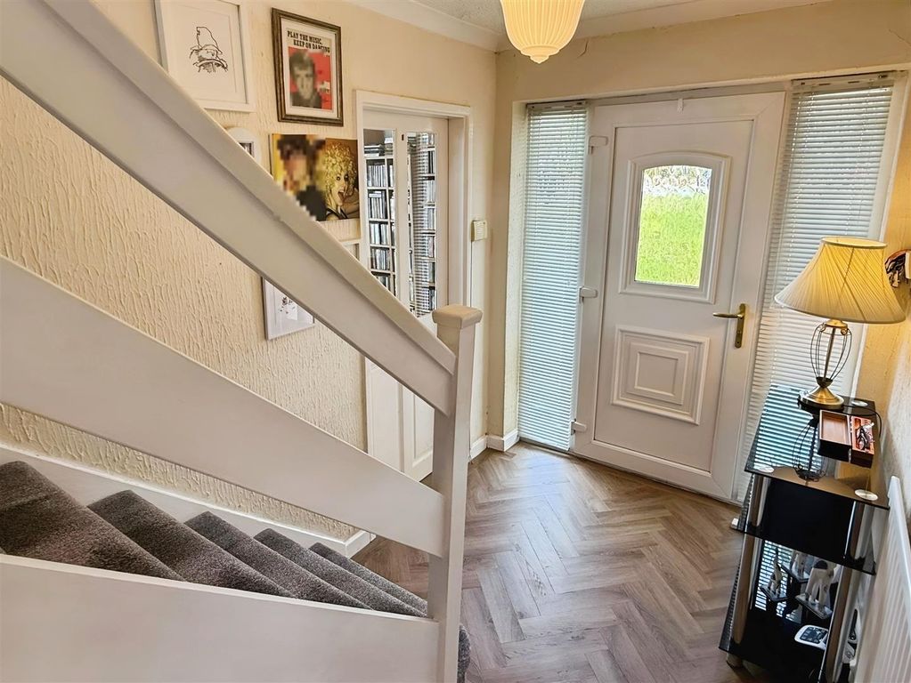 Property photo 3 of 21 Entrance Hallway