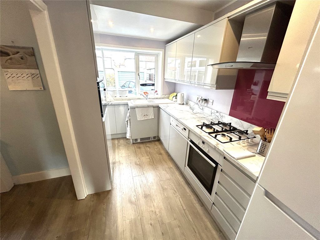 Property photo 3 of 11 Kitchen