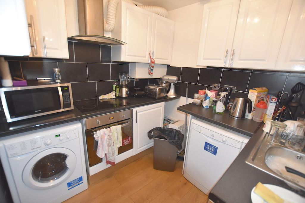 Property photo 2 of 8 Kitchen.Jpg