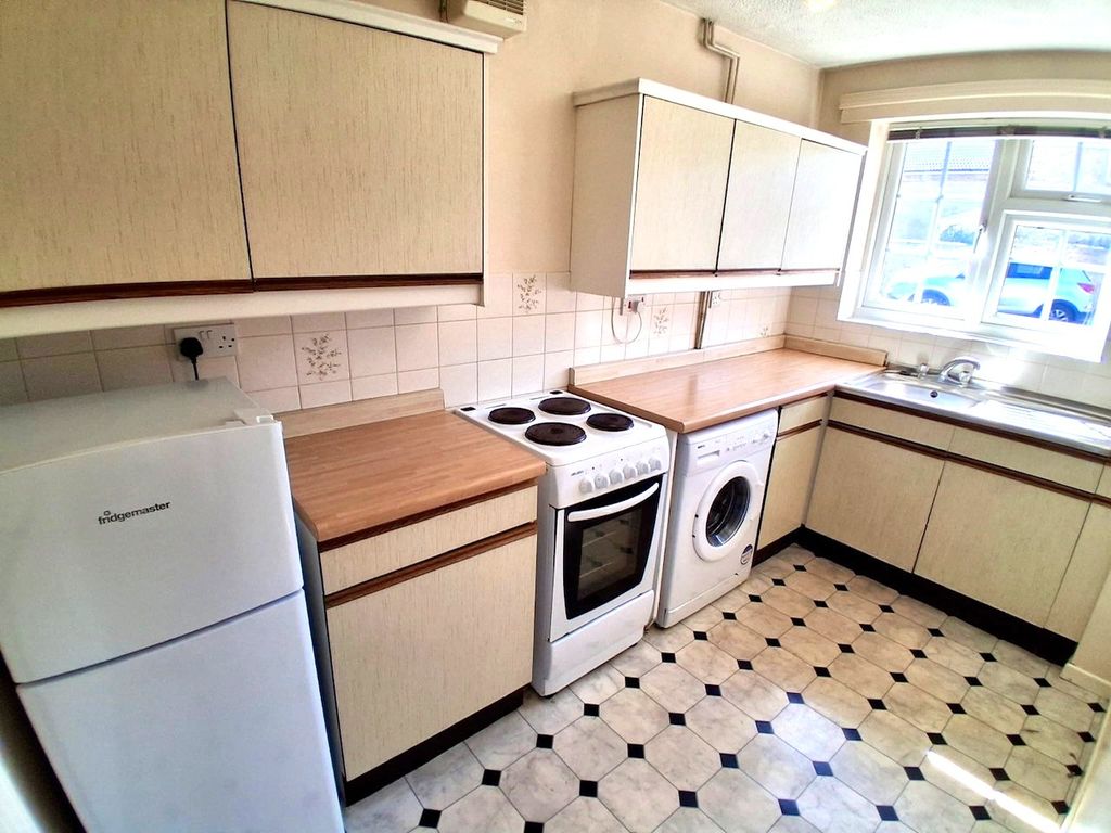 Property photo 3 of 10 Kitchen