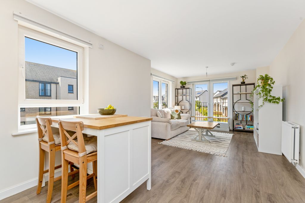2 bed flat for sale2 (Flat 4) Bowbridge Crescent, Mortonhall, Edinburgh EH17 photo 4