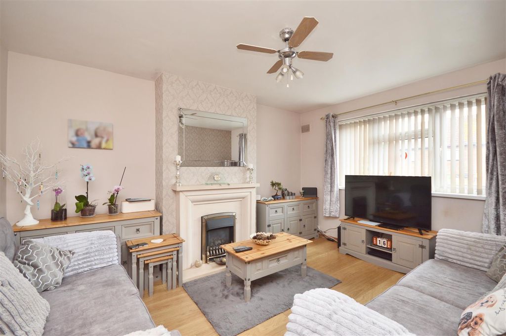 Property photo 2 of 20 Sitting Room