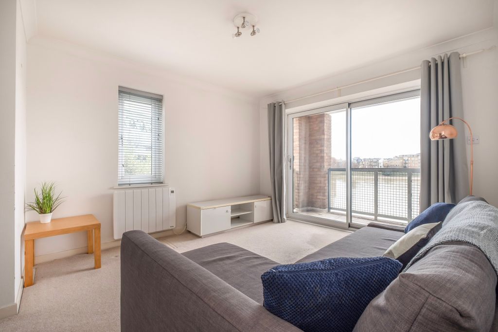 Property photo 3 of 12 Reception 2