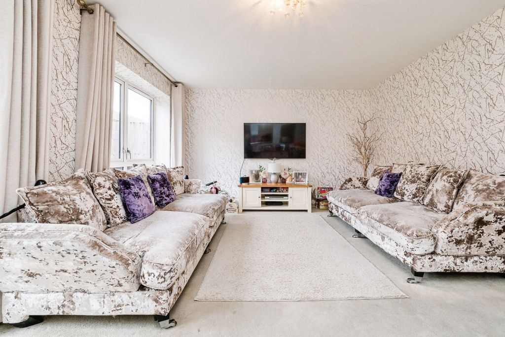 Property photo 2 of 17 Lounge