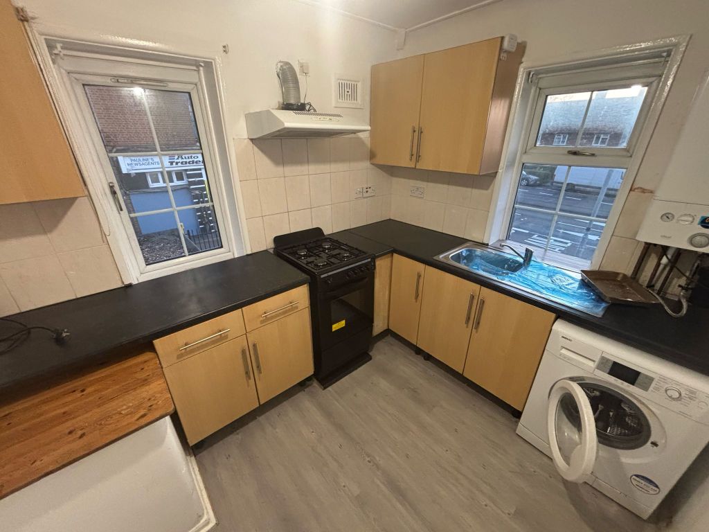 Property photo 1 of 5 Fully Equipped Kitchen With Washing Machine