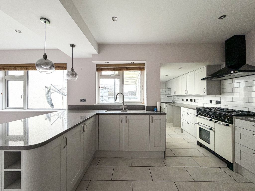 Property photo 2 of 15 4870083