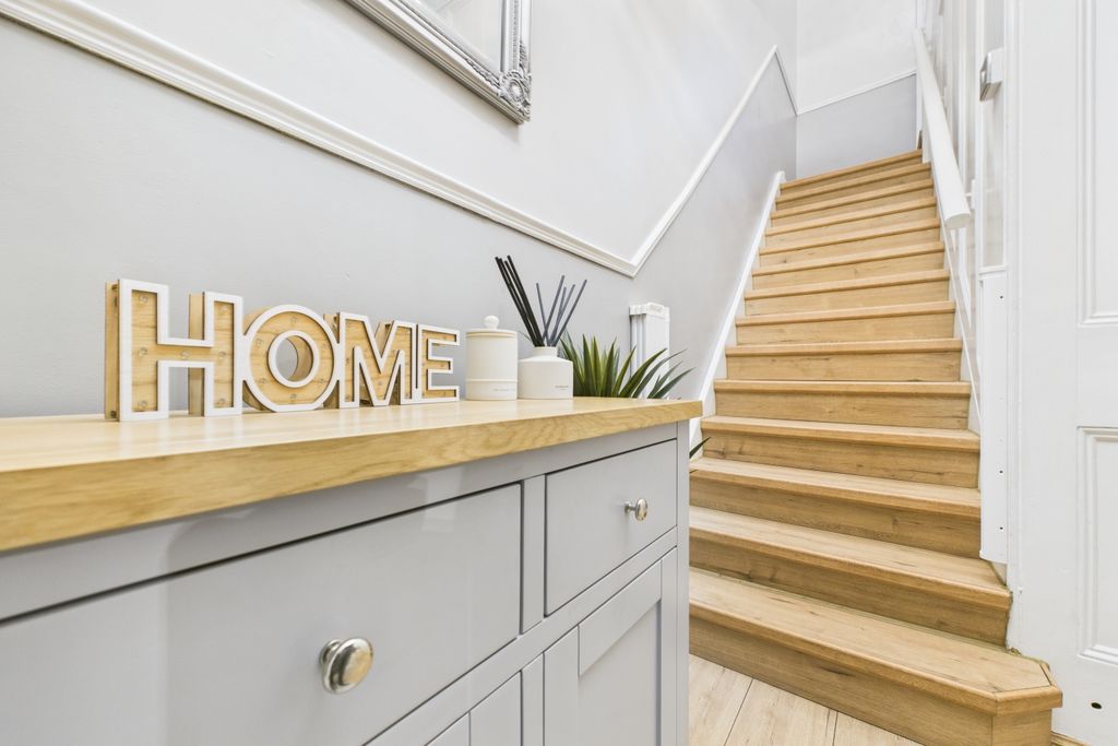 Property photo 2 of 27 Ewemove Spalding - Pinchbeck Rd - Hallway