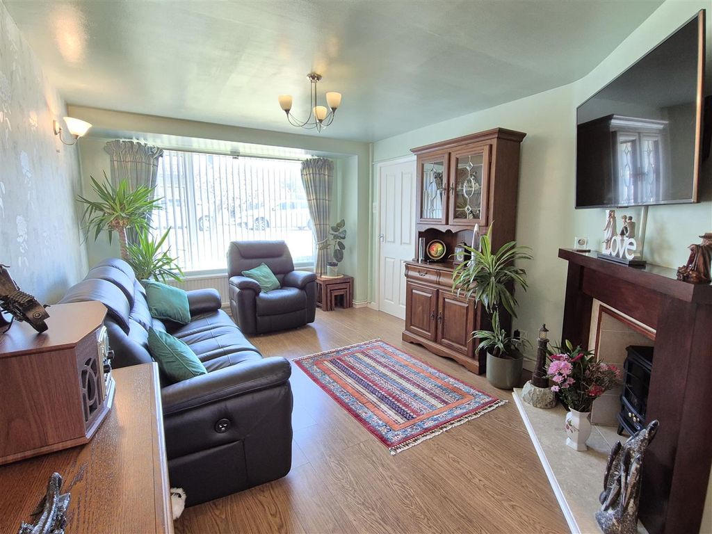 Property photo 3 of 17 Lounge