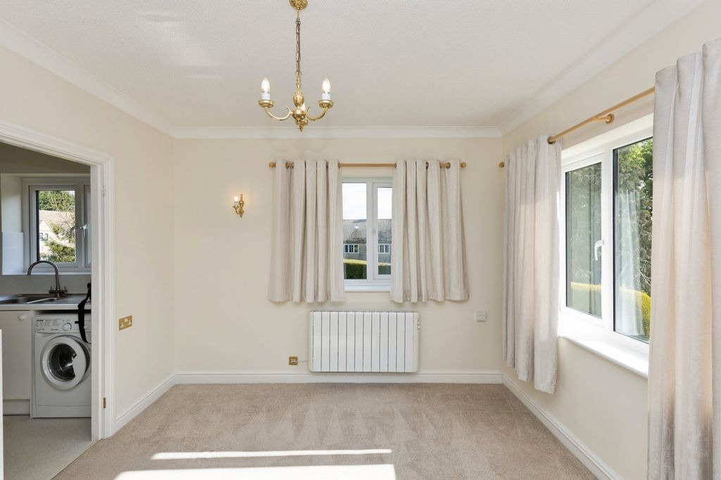 Property photo 3 of 12 Lounge