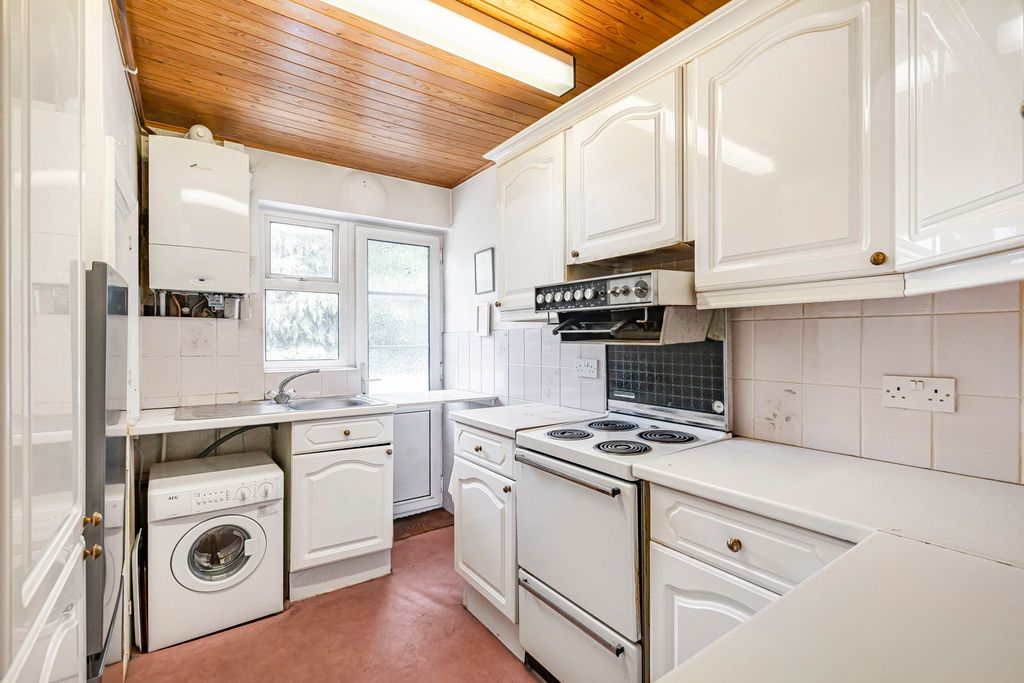 Property photo 3 of 12 Kitchen