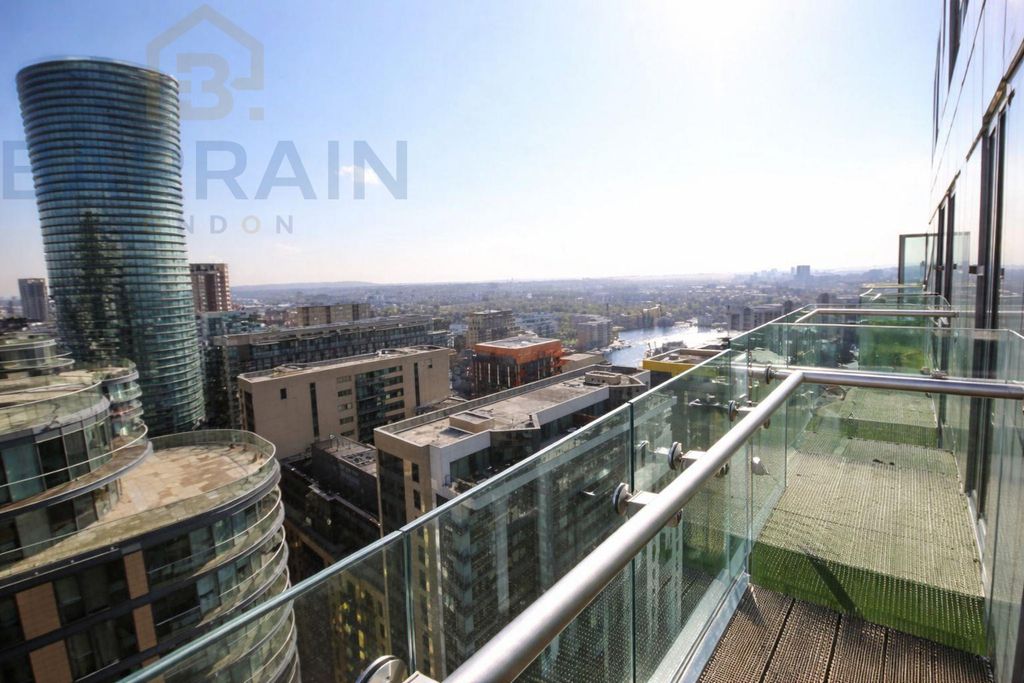 Property photo 1 of 7 Flat For Sale, Lincoln Plaza, London, E14 By Barrain London Estate Agency (Living Room)