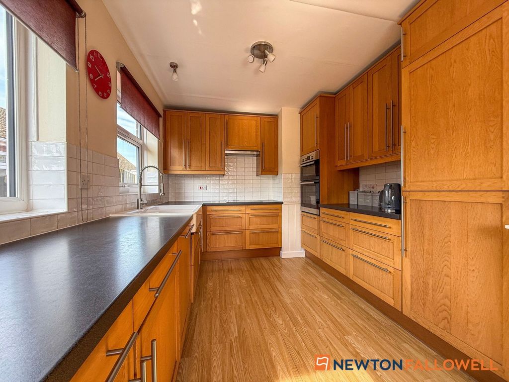 Property photo 2 of 18 Kitchen 1