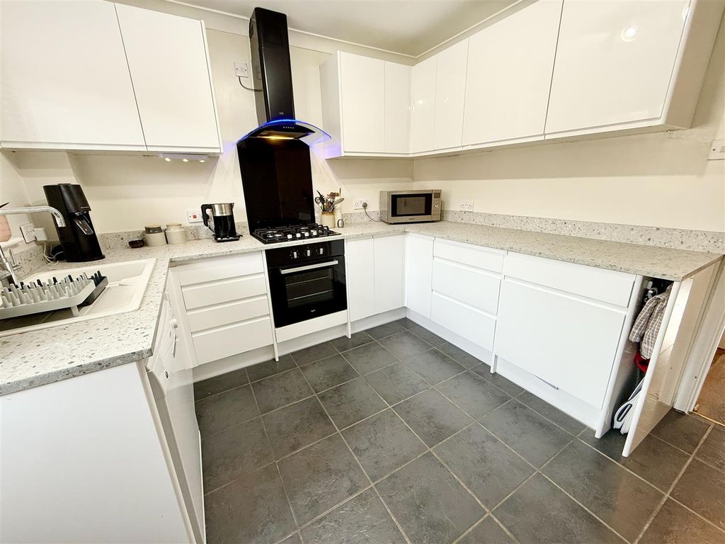Property photo 3 of 20 Kitchen