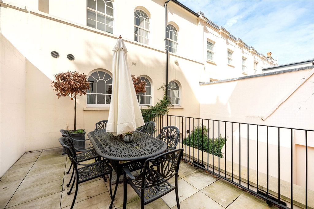 Property photo 2 of 19 Terrace