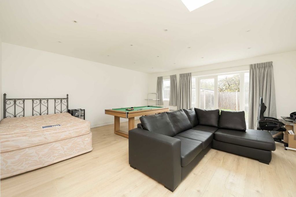 Property photo 3 of 5