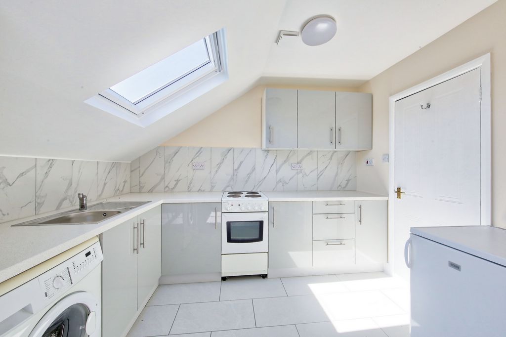 Property photo 3 of 6 Photo 4