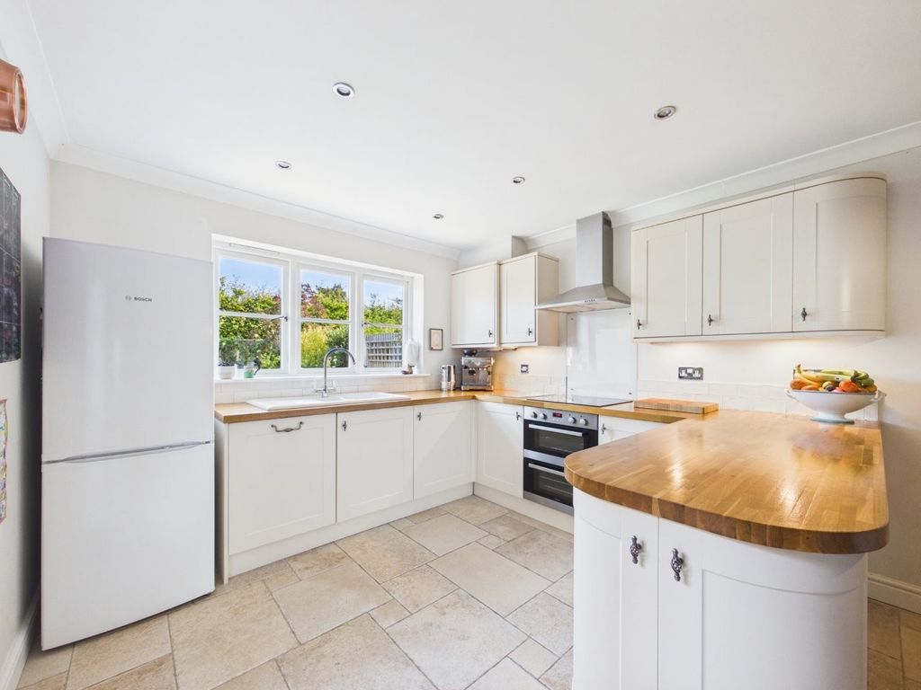 Property photo 3 of 10 Kitchen