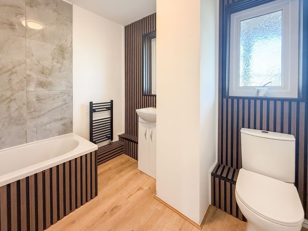 Property photo 2 of 11 Bathroom