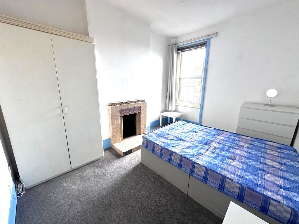 Property photo 3 of 7 Bedroom 3