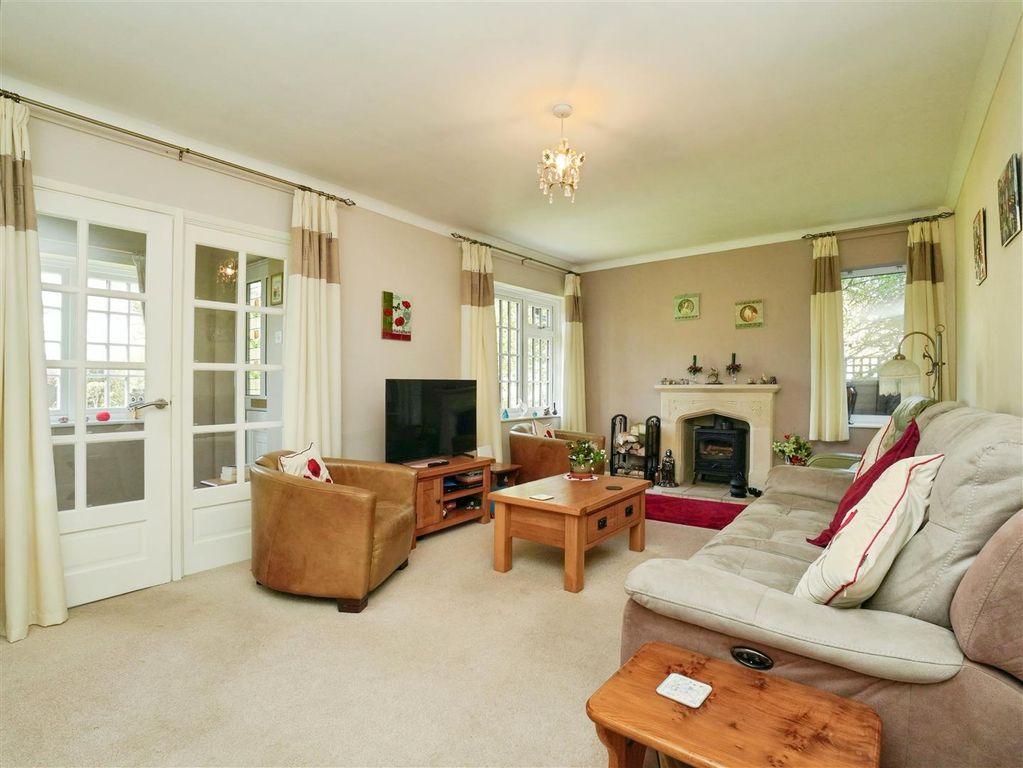 Property photo 3 of 26 Lounge