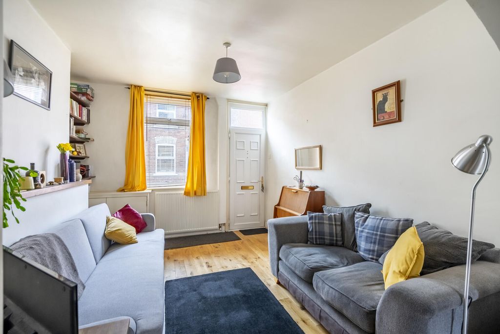 Property photo 3 of 11 Living Room