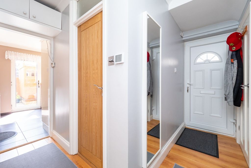 Property photo 2 of 11 Entrance Hall