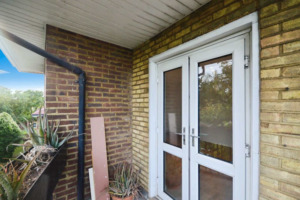 Property photo 3 of 19 Balcony