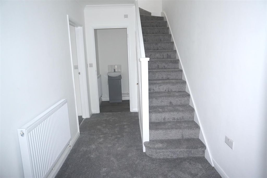 Property photo 2 of 12 Entrance Hall