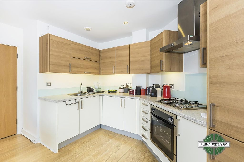 Property photo 2 of 15 72 Thomas Jacomb Place - 10.Jpg
