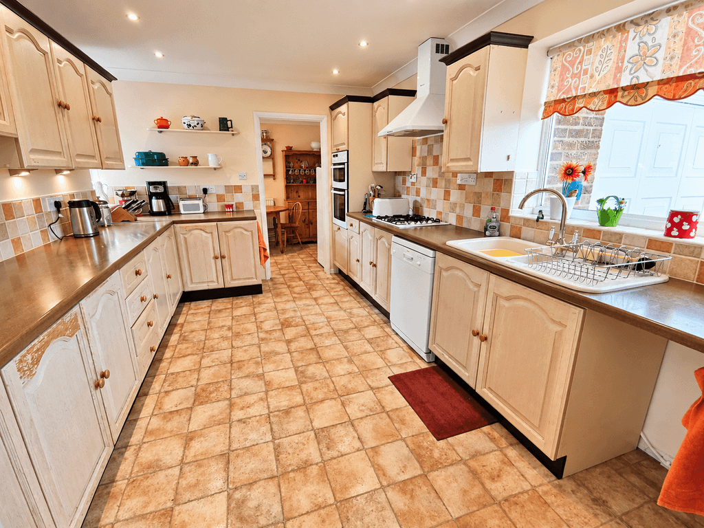 Property photo 3 of 14 Kitchen