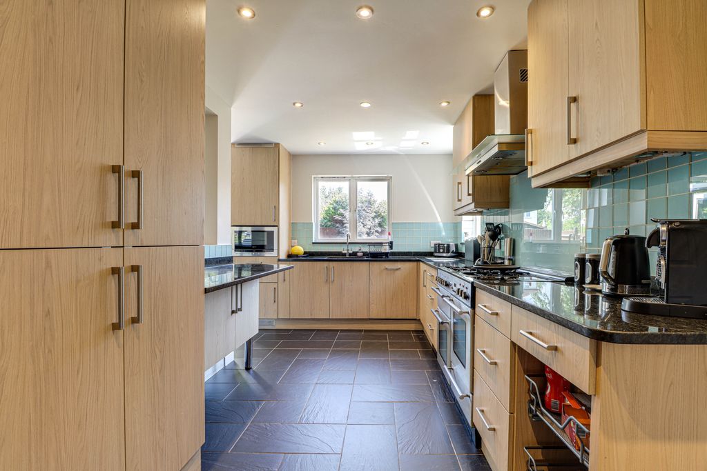 Property photo 3 of 25 Kitchen