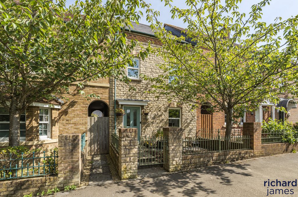 Property photo 1 of 12 9F0015ce-Caa4-42F...