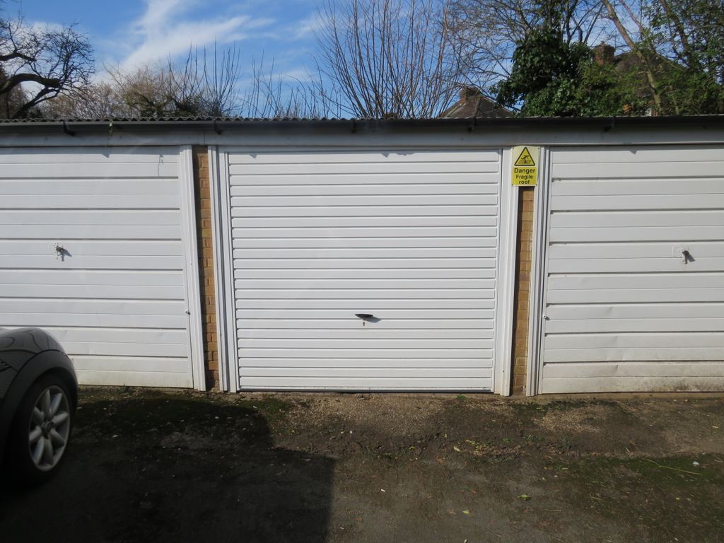 Property photo 3 of 7 Garage