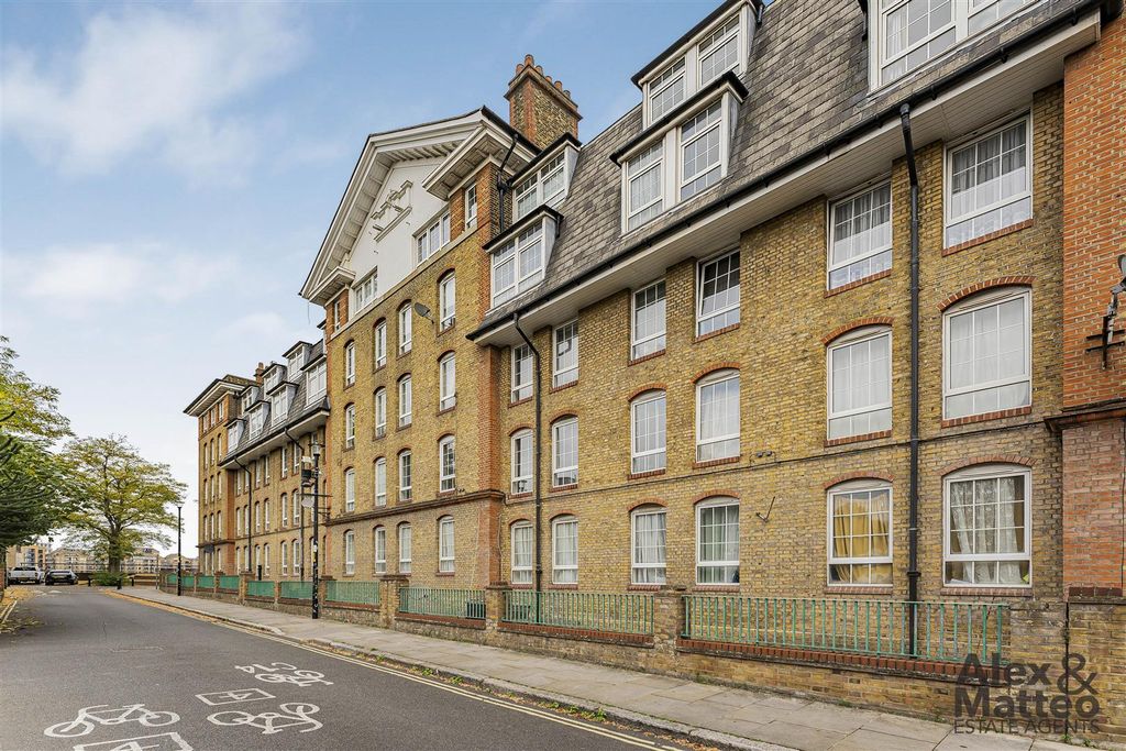 Property photo 1 of 18 Hythe House