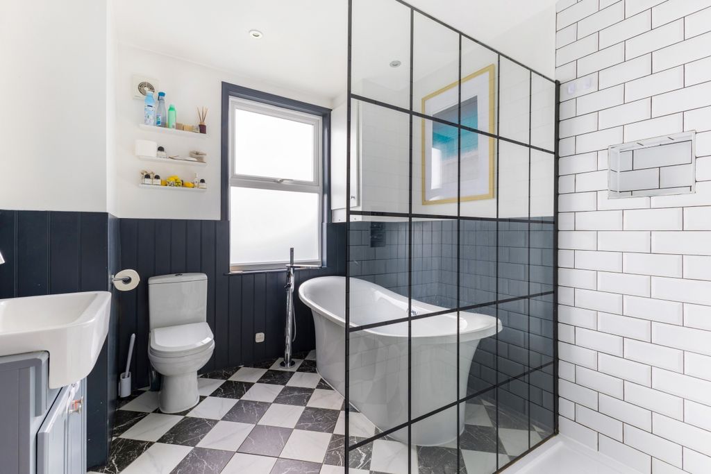 Property photo 3 of 16 97243_18-Middle-R...
