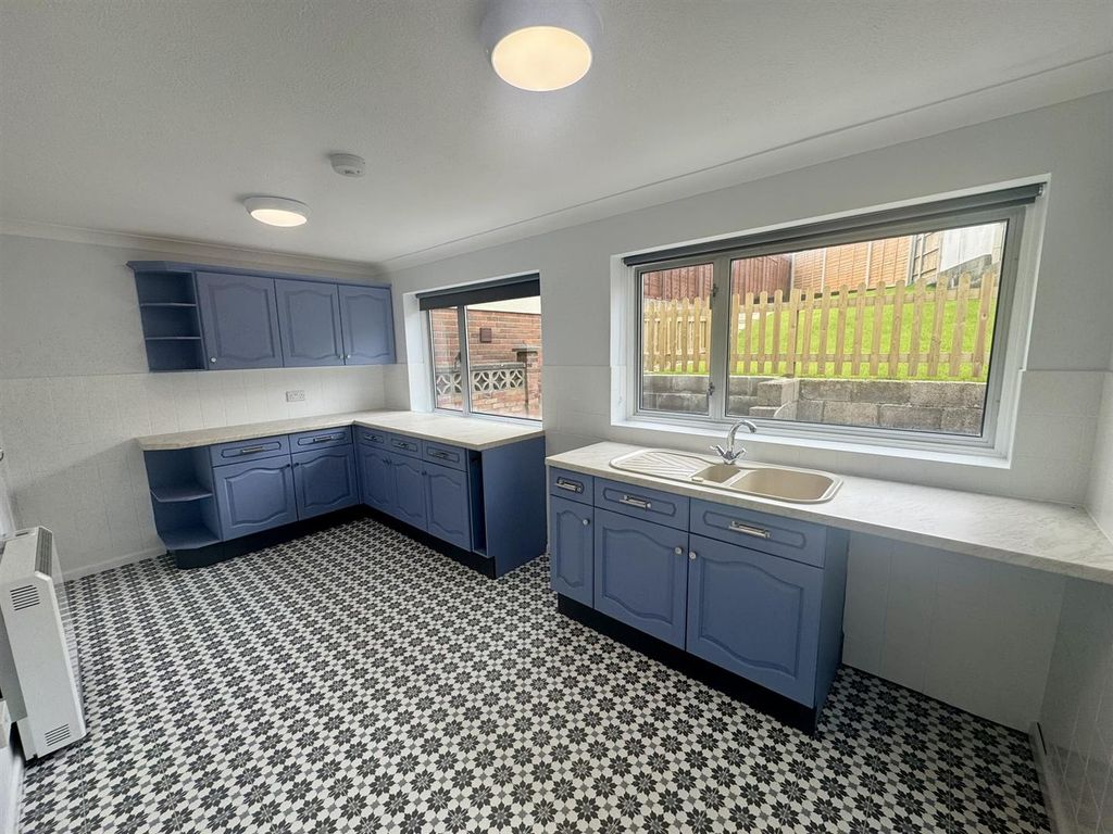 Property photo 3 of 17 Kitchen (1/2)