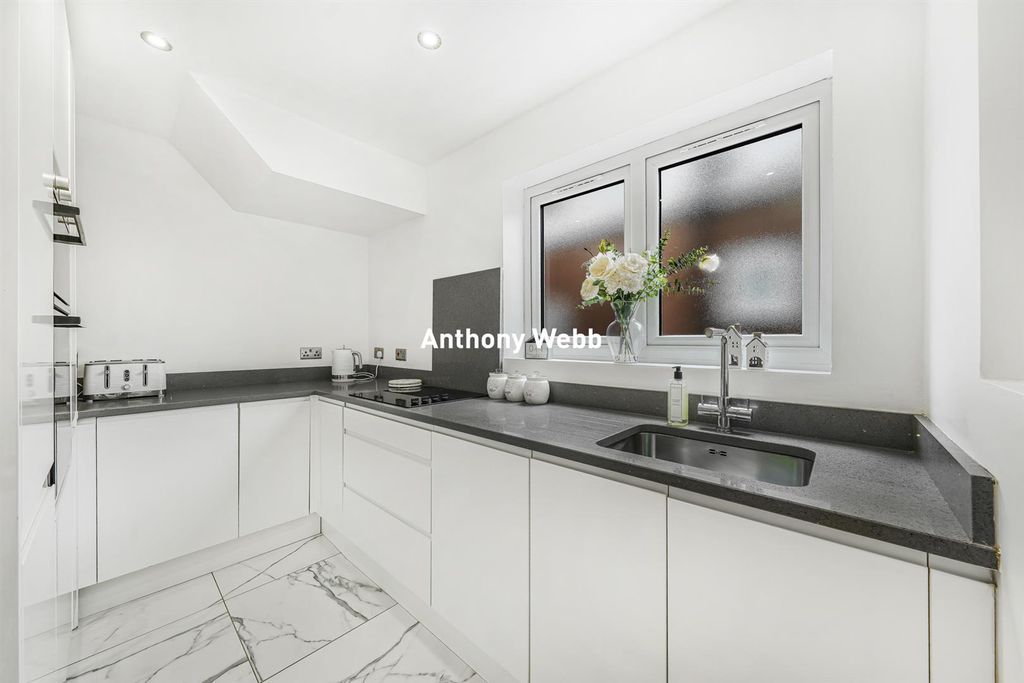 Property photo 3 of 23 Kitchen