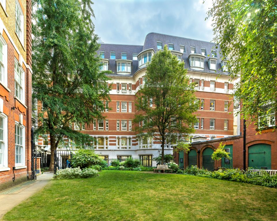 Property photo 1 of 12 Pano_9885_9887  240625_Scd_1_George_Yard__Peter Landers Photography  Large.Jpg