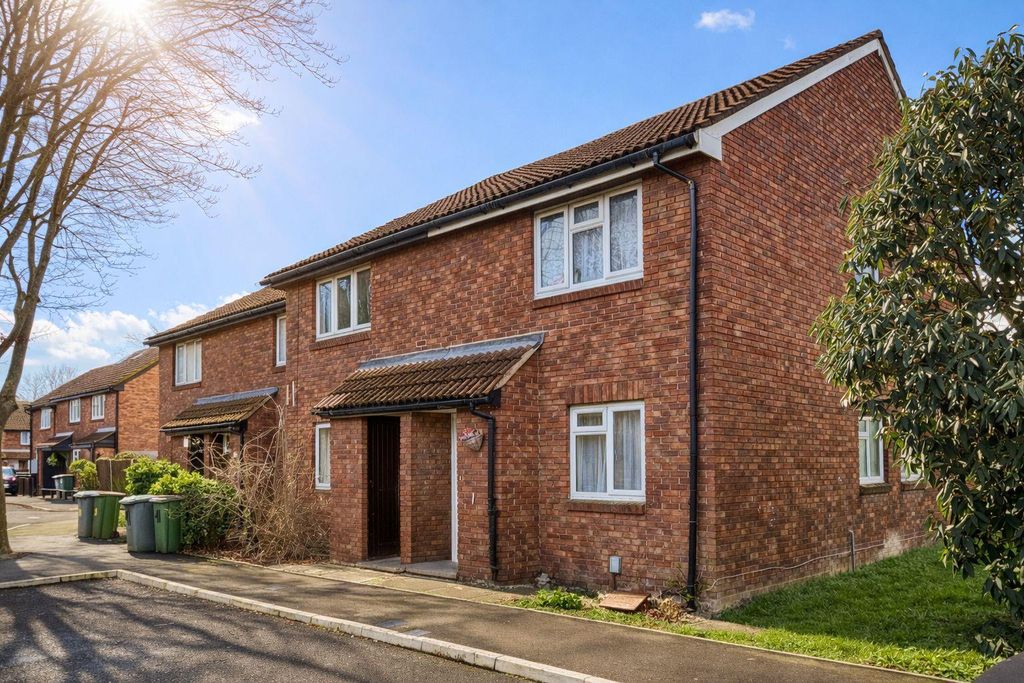 Property photo 3 of 6 Boultwood Rd, E16 House For Sale By Barrain London