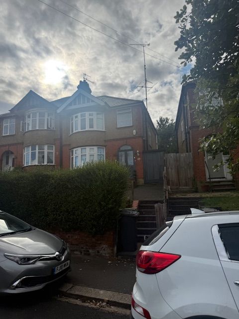 Property photo 1 of 12 3 Bed Semi-Detached House For Sale Seymour Road, Luton Lu1