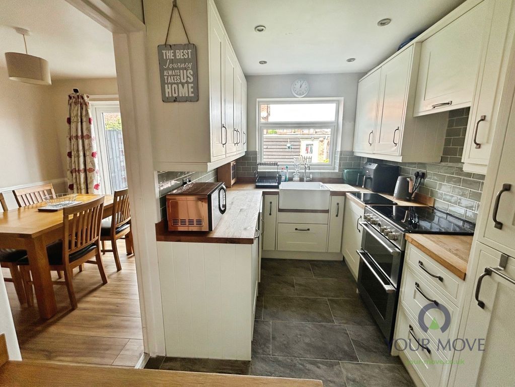 Property photo 3 of 19 Kitchen