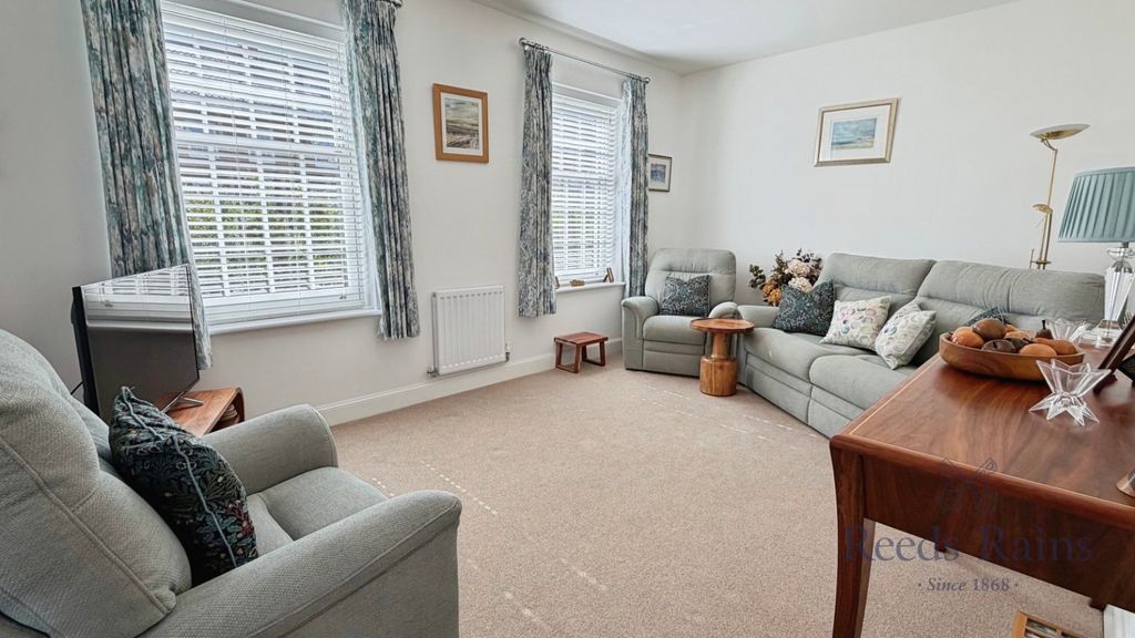 Property photo 2 of 18 Lounge