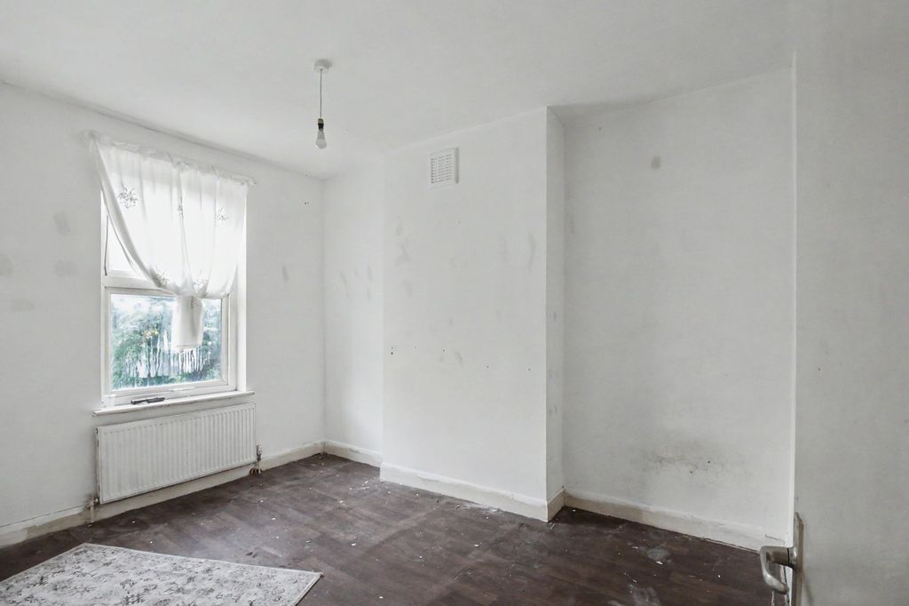 Property photo 3 of 17 Flat A &amp; B, 10 Colchester Road, Leyton, London, E10 6Ha