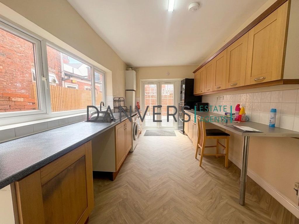 Property photo 1 of 7 Kitchen .Jpg